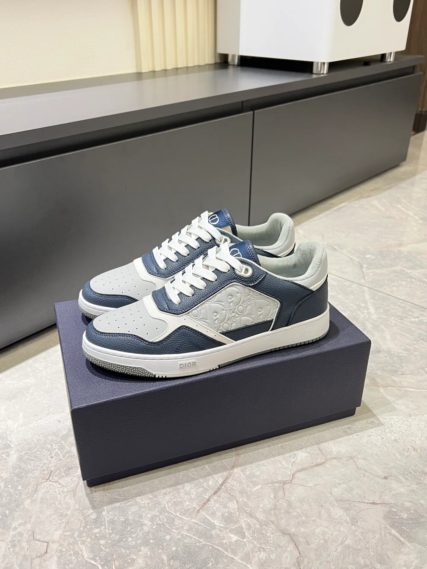 Men's shoes 💰p400 "Dio*" mid-top B27 casual sneakers. This B27 high-top sneaker is a new product in the series and continues Di*r's classic style. Crafted from gray and white smooth calf leather with beige and black Oblique print panels on the sides. The "CD Icon" shaped shoelace eyelets are clever and delicate, and the two-color rubber sole, rear collar and heel are all equipped with the brand's iconic details to enhance the style. Oblique printed straps at the ankle allow for an adjustable fit to complement the overall design. Fashionable and versatile, it can complement any look. Create an exquisite design with unique dynamic vitality and modern atmosphere, presented in low-top and high-top styles. This new must-have shoe adds a new dimension to Dior's archive heritage, embodying modern elegance. Purchase the original version and make it 1:1. If you need top quality, please come to me! Male 38-44!